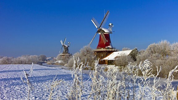 Eine Windmühle im Winter