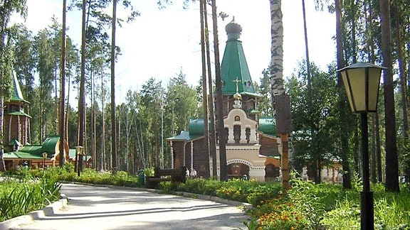 Kirche zu Ehren der Gottesmutter und links im Bild ein Teil der Kirche zu Ehren der heiligen Zarenmärtyrer in Ganina Jama bei Jekaterinburg, Russland.