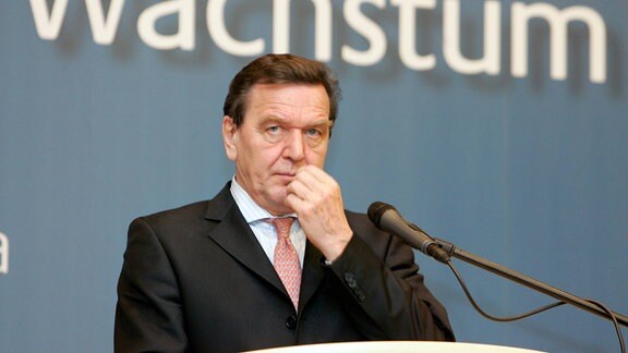 Bundeskanzler Gerhard Schroeder , SPD , vor dem Schriftzug Wachstum . Berlin , den 17.11.2004