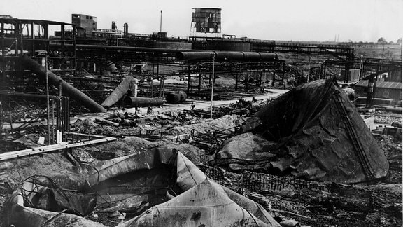 Schwarzweiß Bild vom zerstörten Brabag-Werk in Zeitz