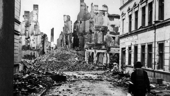 Zerstörte Häuser in Küstrin, 1945.