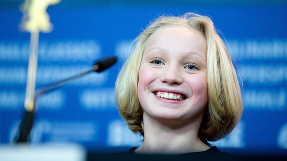 Helena Zengel lächelt während einer Pressekonferenz.