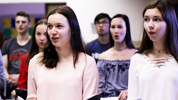 Jugendliche singen in einer Chorprobe unter Leitung des Dirigenten Risto Joost beim Händel-Experiment von MDR-Clara.