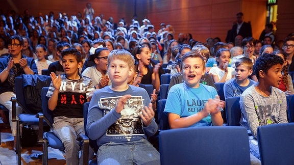 Zuschauer klatschen beim Finalkonzert zum Händel-Experiment