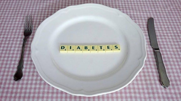 Auf einem Teller ist aus Scrabble-Buchstaben das Wort 'Diabetes' gelegt. 