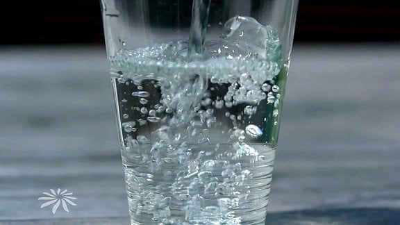 Sprudelndes Wasser im Glas