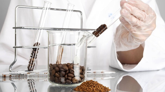 Lebensmittelchemikerin untersucht Kaffeeprobe im Labor