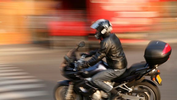 Motorradfahrer in Bewegung.