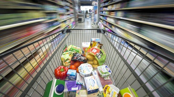 Ein Einkaufswagen mit verschiedenen Lebensmitteln.