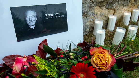 Kerzen und Blumen für Karel Gott