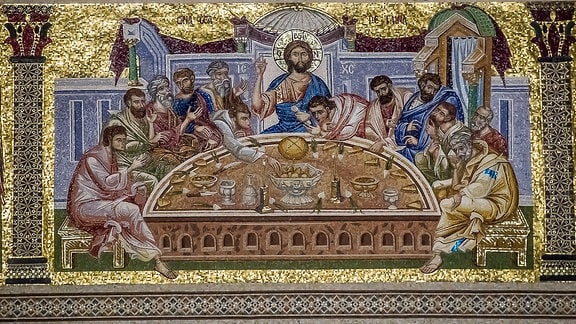 Abendmahl – Detailaufnahme der Ikonenwand im Inneren der Kathedrale der Erlösung des Volkes in Bukarest