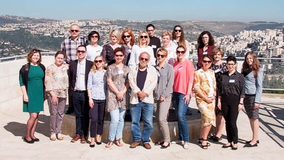Alex Dancyg mitte erste Reihe von der israelsichen Gedenkstätte Yad Vashem mit polnischen Lehrern in Israel