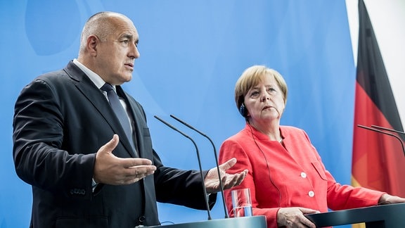 Bundeskanzlerin Angela Merkel steht neben dem bulgarischen Ministerpräsidenten Boyko Borissov
