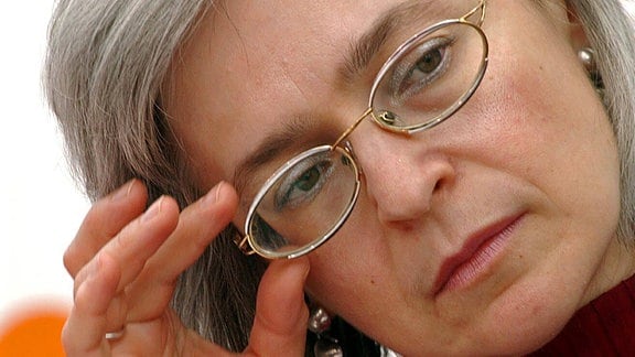 Ein Porträt der Journalistin Anna Politkowskaja.