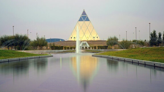 Palast des Friedens und der Versöhnung  - Pyramide von Sir Norman Foster in Astana.