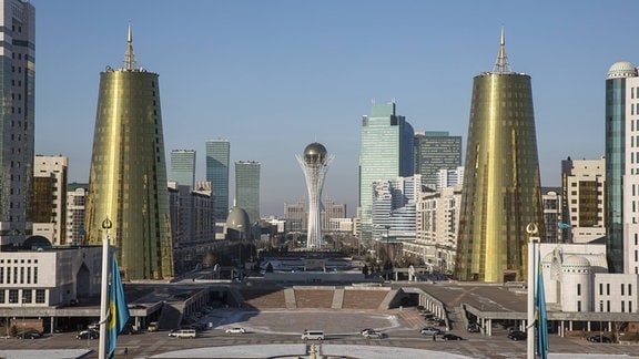Blick auf den Grünen Boulevard mit dem Wahrzeichen der Stadt Astana, dem Bajterek - Turm. 