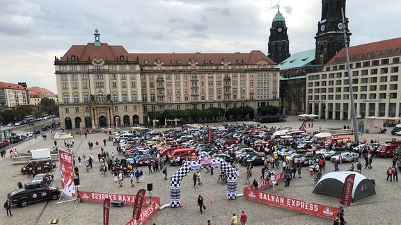 Autos auf Dresdner Altmarkt - Start der Rallye-Fahrzeuge