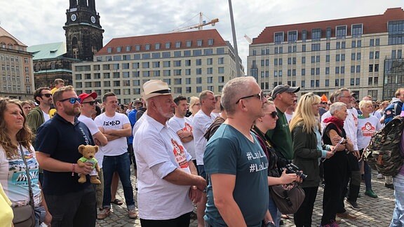 Hunderte Menschen stehen auf dem Dresdner Altmarkt