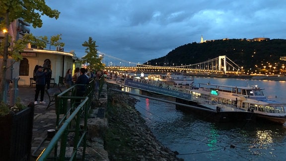 Blick über die Donau auf die abendliche Silhouette von Budapest