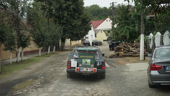 Auto fährt durch rumänisches Dorf