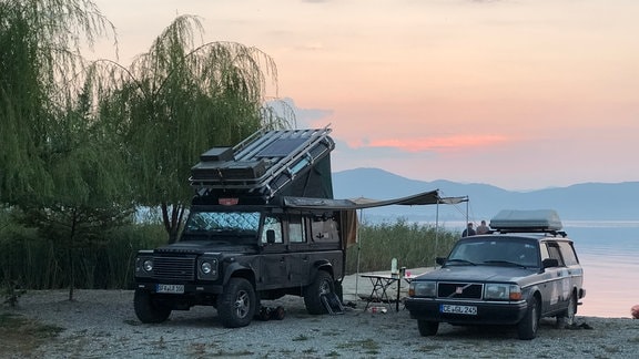 Zwei Autos am Ufer des Ohridsee
