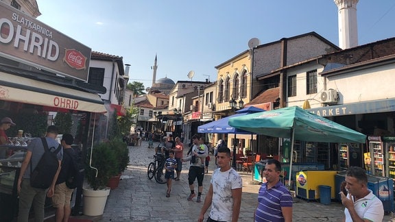 Männer in Innenstadt von Skopje