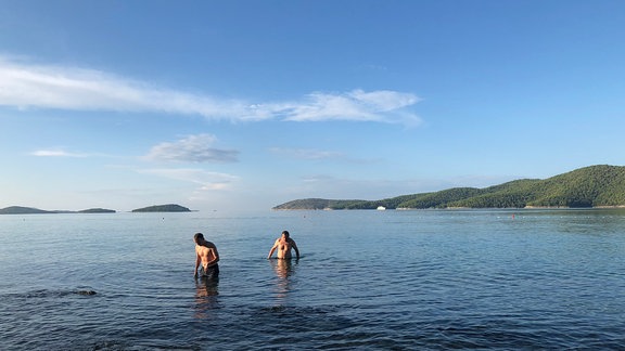 zwei Männer baden in der Adria