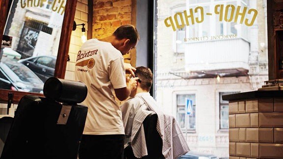 Ein Kunde in einem Barbershop.