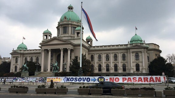 Plakat vor dem serbischen Parlamentsgebäude in Belgrad