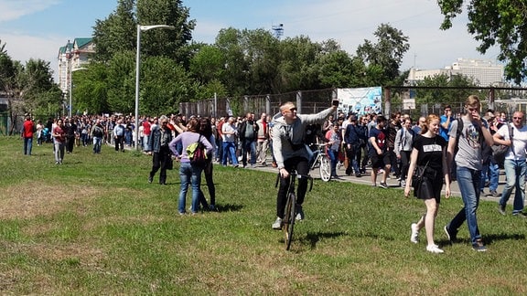 Die 1.500 – 2.000 Demonstranten zogen um 14 Uhr Ortszeit am Flussufer entlang. Unter ihnen auffallend viele junge Menschen. Wladiwostok meldete bereits Stunden zuvor ebenfalls circa 2.000 Demonstranten, Nowosibirsk sogar 3.000. 
