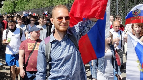 Daneben setzen die Demonstranten aber auch auf klassische Protestutensilien. Häufig zu sehen sind russische Flaggen. Damit wollen viele ihre patriotische Gesinnung zu zeigen. -Wir lieben Russland!- skandierte die Menge, um gleich hinterher zu schieben: -aber ein Russland ohne Korruption.-