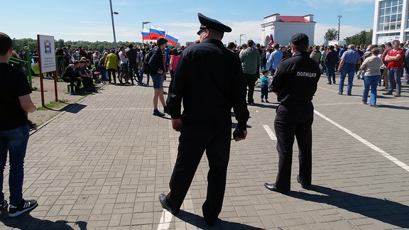 Dazu kommt es in Omsk aber nicht. Die Polizei hält entspannt Abstand und lässt die friedlichen Demonstranten gewähren. Die tasten sich in den zwei Stunden der Kundgebung in ihren Parolen langsam vor. Am Ende skandieren sie sogar: Putin in den Knast.