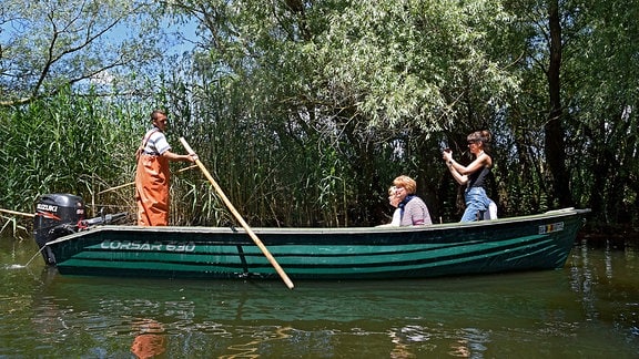 Fischer Dan Hancerenco mit Gästen auf seinem Boot