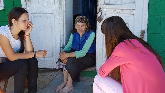 Jugendliche betreuen freiwillig alte Leute im Dorf Varatic (Republik Moldau)