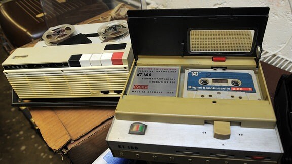 Der erste DDR Kassettenrekorder KT 100 steht neben einem tragbaren Kleintonbandgerät Uran im privaten Rundfunkmuseum in Luckenwalde