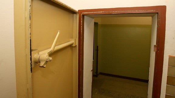 Stahltür einer Zeller der Strafvollzugsanstalt in Leipzig
