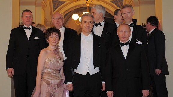 Stanislaw Tillich (Mitte, Deutschland/CDU/Ministerpräsident Sachsen) begrüßt mit Ehefrau Veronika Ministerpräsident Wladimir Putin (vorne re., Russland) zum Opernball in Dresden
