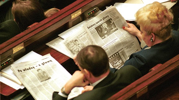 Zeitungslesende Parlamentarier während einer Tagung des polnischen Parlaments in Warschau