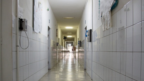 Flur zu den Zellen im Gefängnis Targsor in Rumänien
