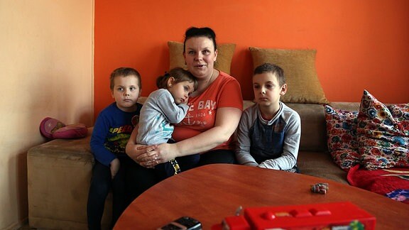 Mutter mit drei Kindern im polnischen Walbrzych 