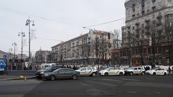 Absperrungen am Anfang der Hauptstraße Chreschtschatyk in Kiew