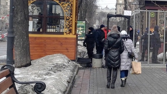 Metalldetektoren am Anfang der Hauptstraße Chreschtschatyk in Kiew