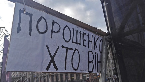 Ein Transparent mit dem ukrainischen Schriftzug "Poroschenko - Wer ist er?"