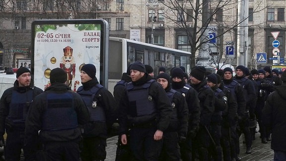 Polizei bei einer Kundgebung gegen den Handel mit Separatistengebieten