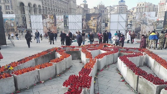 Gedenken an Opfer der Majdan-Kämpfe von 2014 - Kerzen formen die Trisub, das ukrainische Staatsemblem in Dreizack-Form
