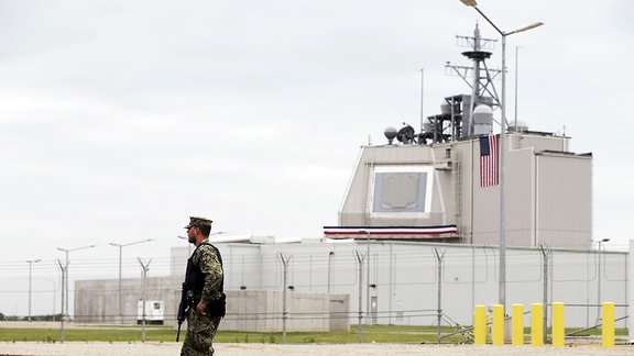 Ein US-Soldat steht in Deveselu in Rumänien vor der ersten Abwehrbasis für das Nato-Schutzschild