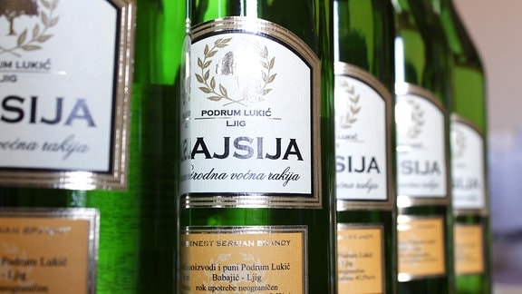 Flaschen gefüllt mit serbischen Rakija