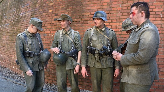 Junge Polen als Soldaten der Wehrmacht verkleidet