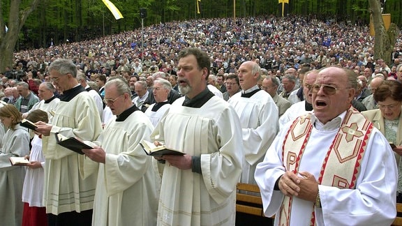 Gemeinsam singen zum Gottesdienst rund 20.000 Pilger aus aller Welt bei der traditionellen Männerwallfahrt am "Klüschen Hagis" bei Wachstedt im Eichsfeld. 