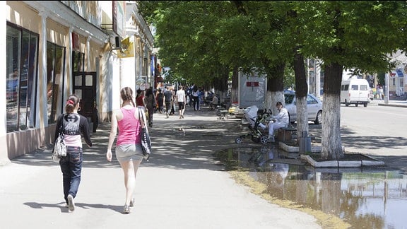 Zwei junge Frauen flanieren auf der Strasse des 25. Oktober in Tiraspol.